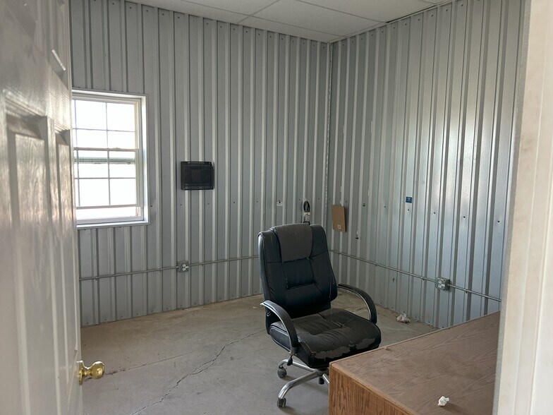 More Photos Of 2086 Oil Mill Rd, Pecos Warehouse For Lease