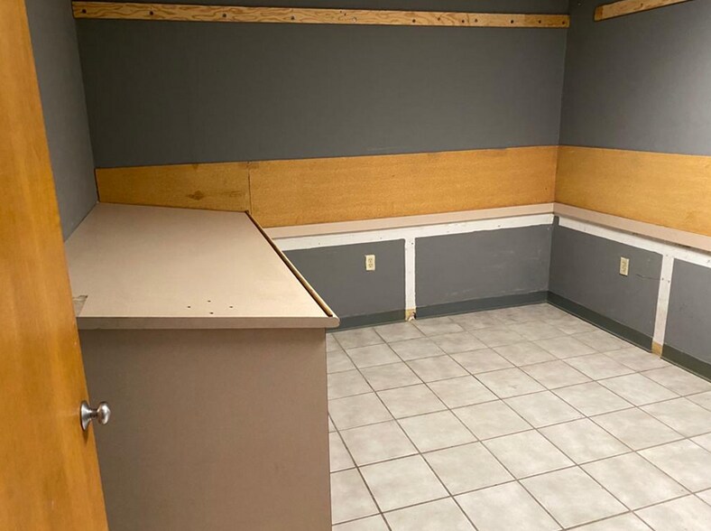 More Photos Of 1507 E Sugar Creek Rd, Charlotte Warehouse For Lease