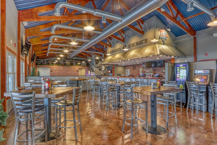 More Photos Of 9971 N Grand Pines Ln, Hayward Restaurant For Sale