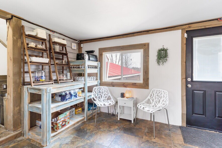 More Photos Of 565 S Meridian Rd, Youngstown Freestanding For Sale