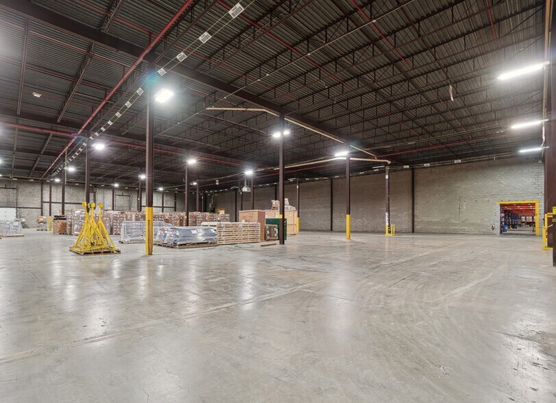 More Photos Of 1600 Av 50e, Montréal Warehouse For Lease