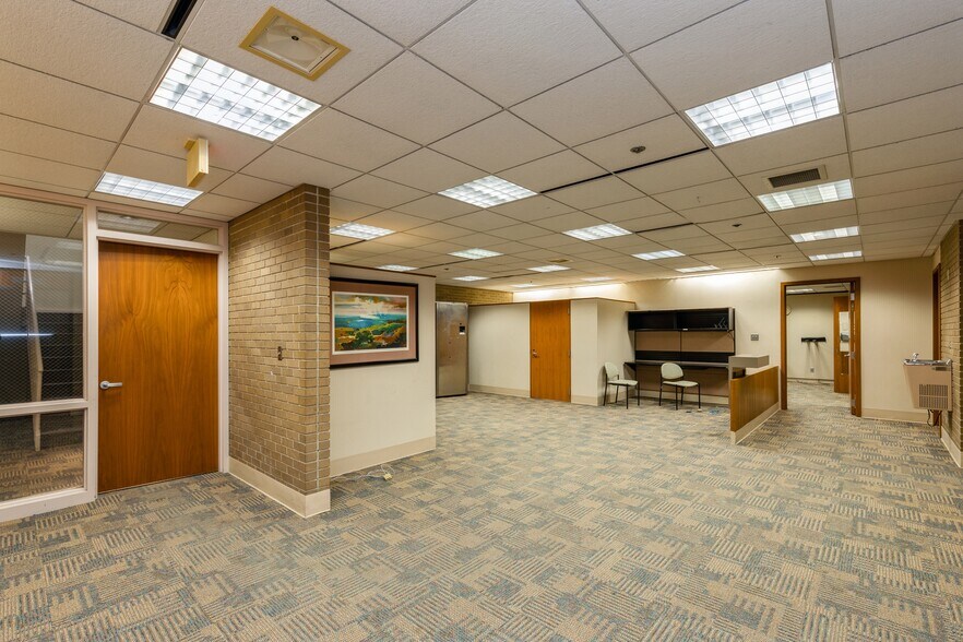 More Photos Of 4505 Douglas Ave, Des Moines General Retail For Sale