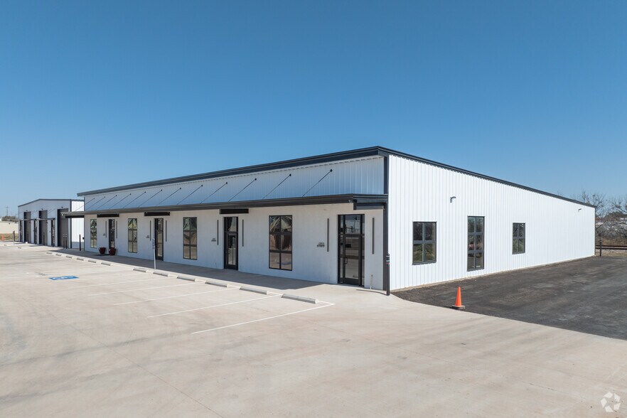 More Photos Of 4295-4313 Burl Harris, Abilene Light Distribution For Sale