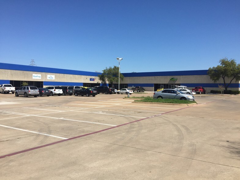 More Photos Of 11034 Shady Trl, Dallas Showroom For Lease