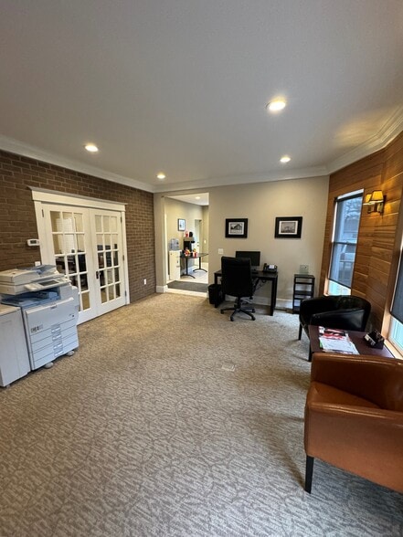 More Photos Of 640 W University Dr, Rochester Office Residential For Lease