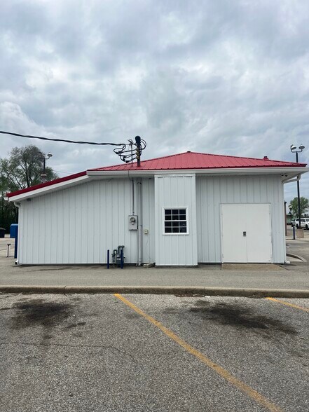 More Photos Of 212 S Broadway, Peru Specialty For Sale
