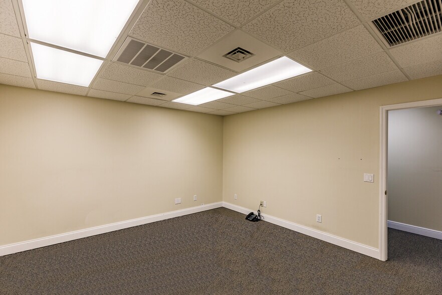 More Photos Of 12535 New Brittany Blvd, Fort Myers Coworking Space