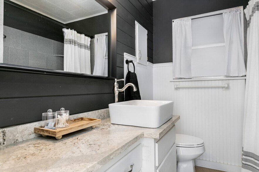 More Photos Of 333 W Burbank St, Fredericksburg Specialty For Sale