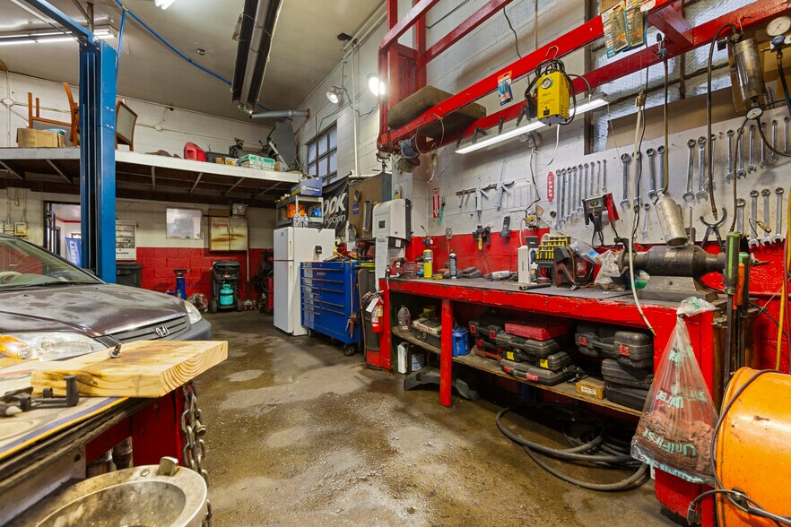 More Photos Of 833 W 7th St, New Albany Auto Repair For Sale