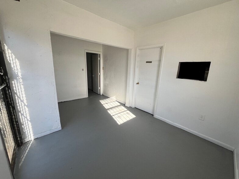 More Photos Of 7726 Warwick Blvd, Newport News Warehouse For Lease