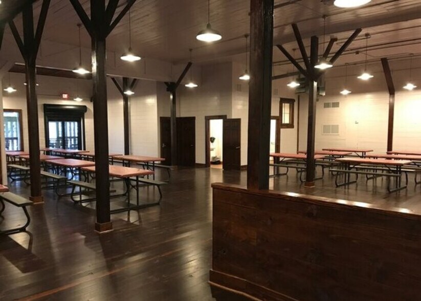 More Photos Of 1202 N Camp St, Seguin Warehouse For Lease