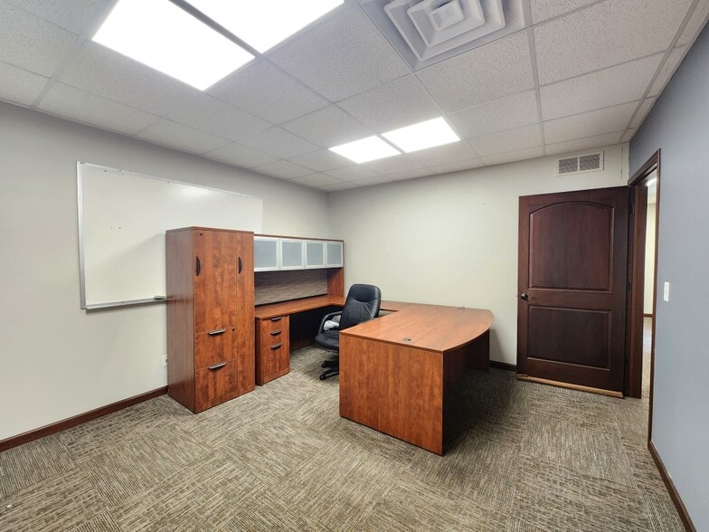 More Photos Of 702 S Delaware Ave, Mason City Light Manufacturing For Lease