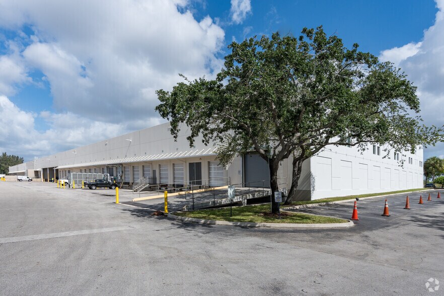 More Photos Of 6701 NW 7th St, Miami Warehouse For Lease