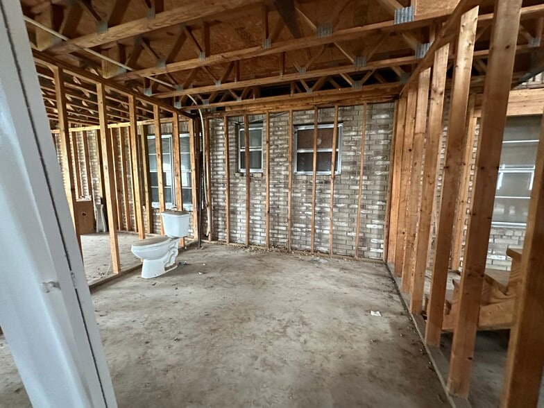 More Photos Of 6628 Crestway Dr, San Antonio Flex For Sale