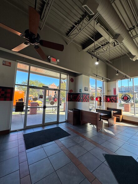 More Photos Of 3822 Laclede Ave, Saint Louis General Retail For Lease