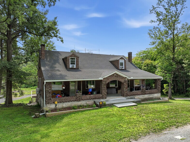 More Photos Of 429 Riverview Dr, Walnutport Flex For Sale