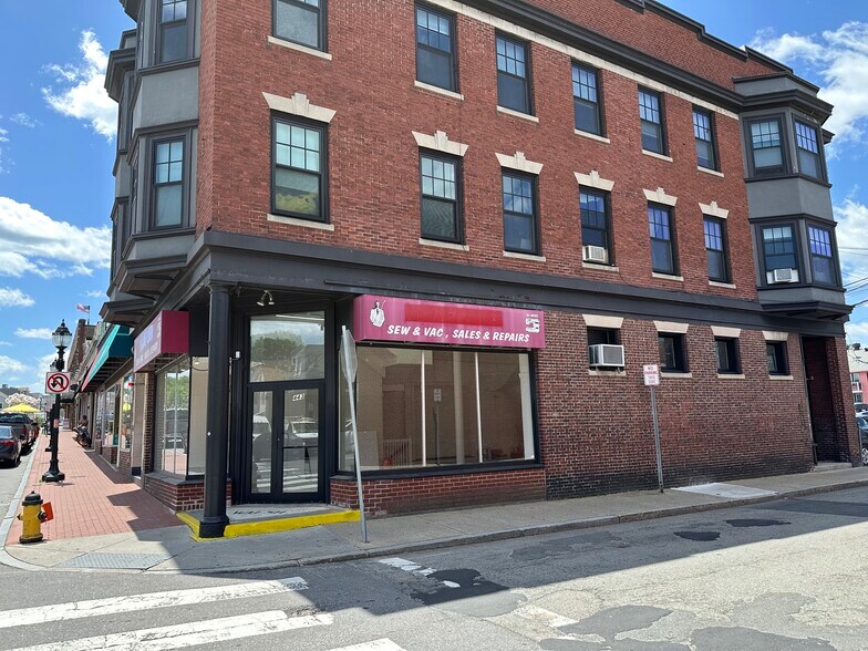 More Photos Of 443-455 Moody St, Waltham Storefront Retail Residential For Lease