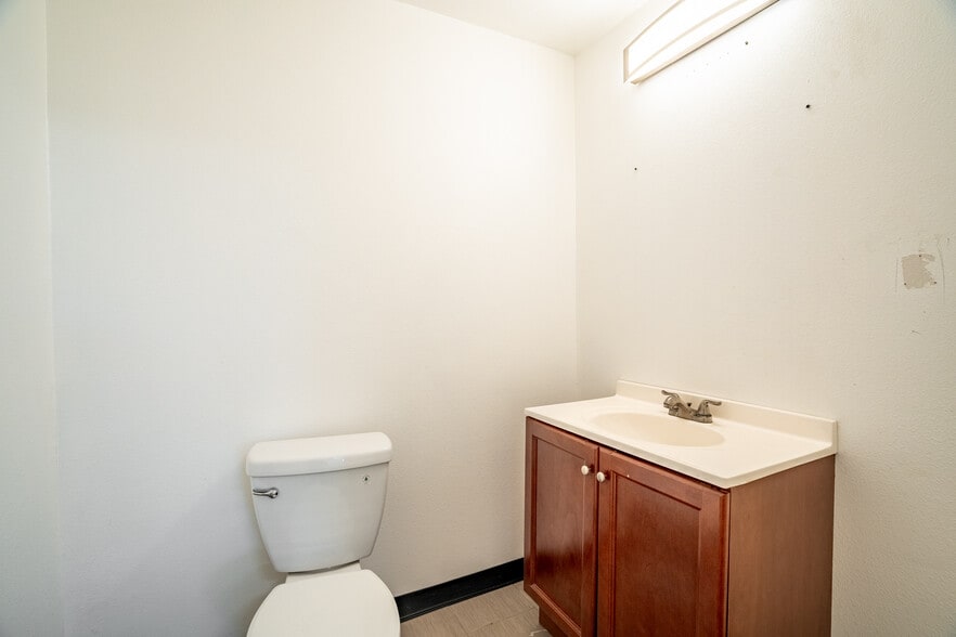 More Photos Of 401 W Simonds Rd, Seagoville Office For Sale