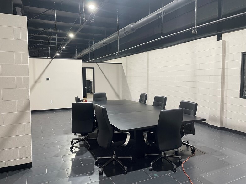 More Photos Of 420-430 Russell St, Hammond Flex For Lease