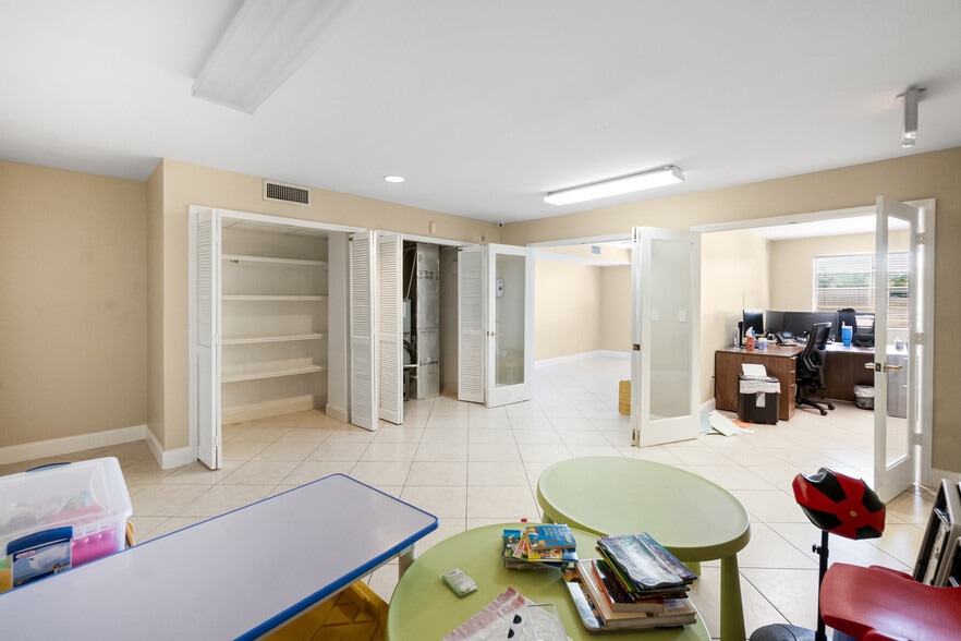 More Photos Of 10261 Sunset Dr, Miami Office For Lease