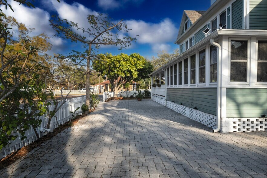 More Photos Of 304 15th St W, Bradenton Specialty For Sale