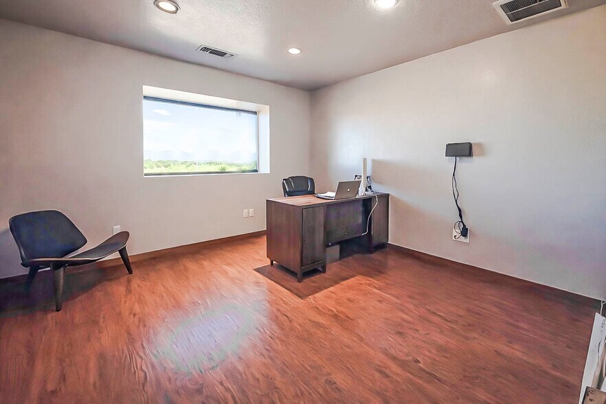 More Photos Of 2901 Lafayette Ln, Amarillo Warehouse For Sale