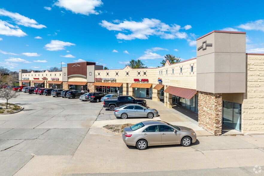 More Photos Of 8513-8569 Hickman Rd, Urbandale General Retail For Lease