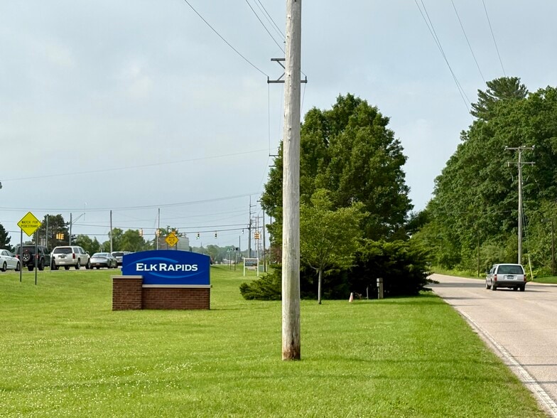 More Photos Of 9066 N Bayshore Dr, Elk Rapids Office For Lease