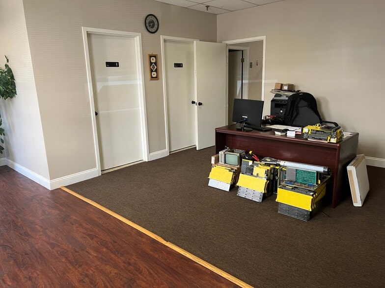 More Photos Of 1531-1563 Lincoln Ave, Holbrook Warehouse For Sale