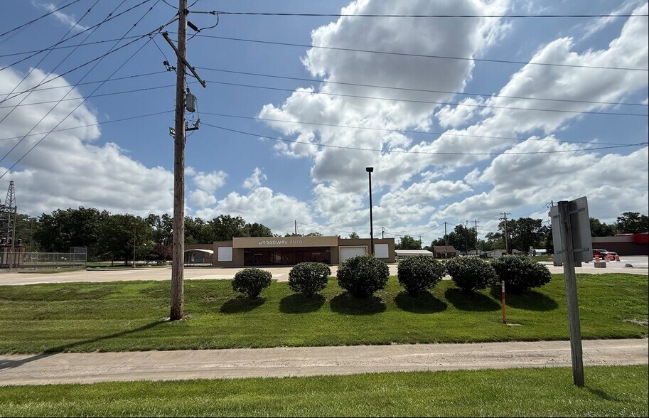 More Photos Of 185 NW 46th Ave, Des Moines Auto Dealership For Sale