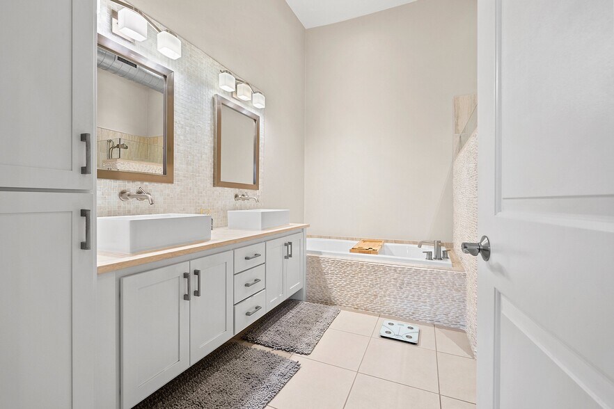 More Photos Of 408 Dousman St, Green Bay Storefront Retail Residential For Sale