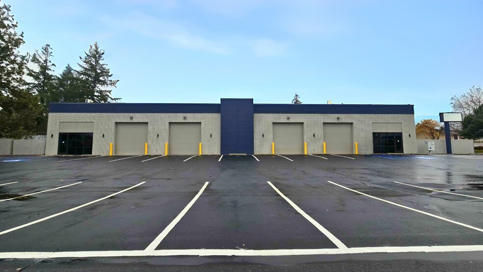 More Photos Of 21 N Skipworth Rd, Spokane Valley Showroom For Lease