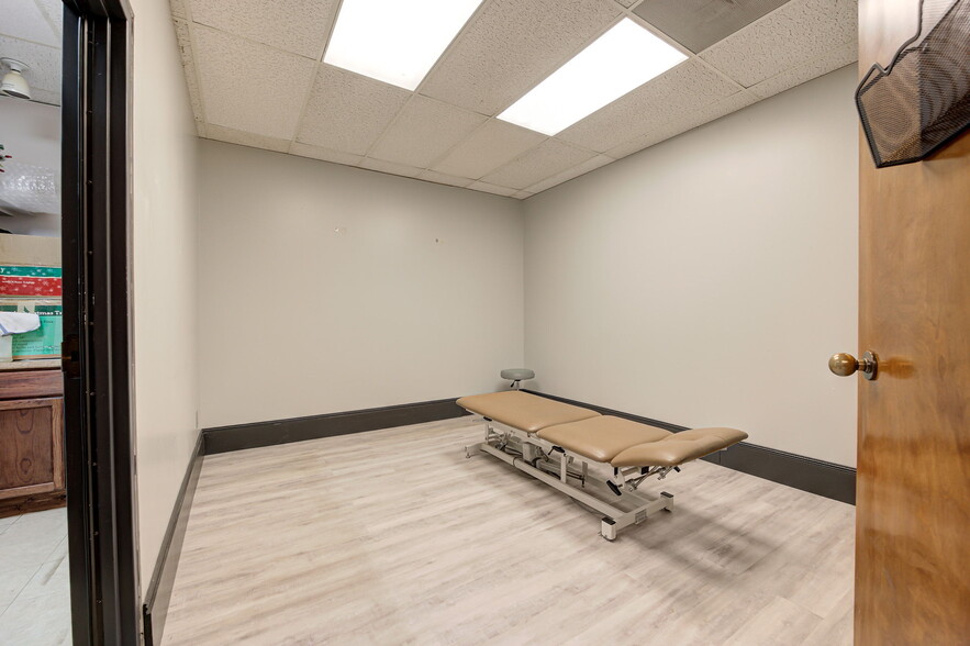 More Photos Of 1212 S Air Depot Blvd, Oklahoma City Office For Sale
