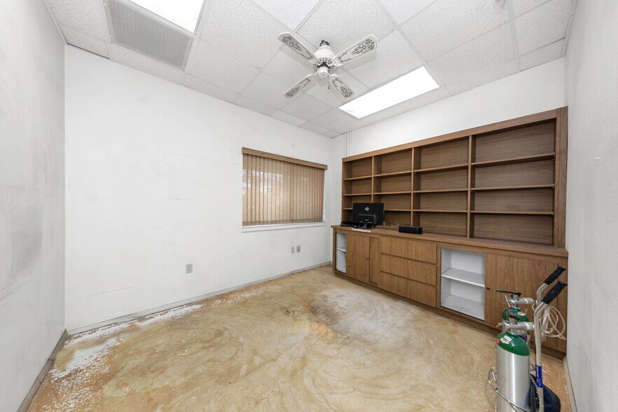 More Photos Of 655 N Indiana Ave, Englewood Medical For Sale
