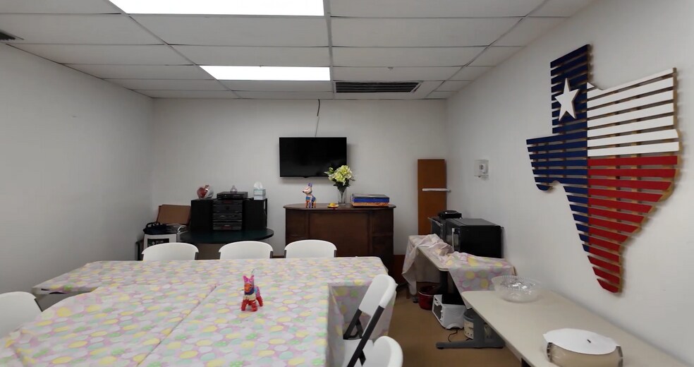 More Photos Of 12106-12108 Radium St, San Antonio Light Manufacturing For Lease