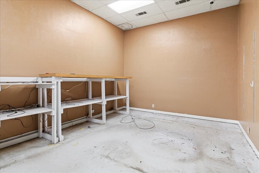 More Photos Of 1001 NE Waldo Rd, Gainesville Office For Sale