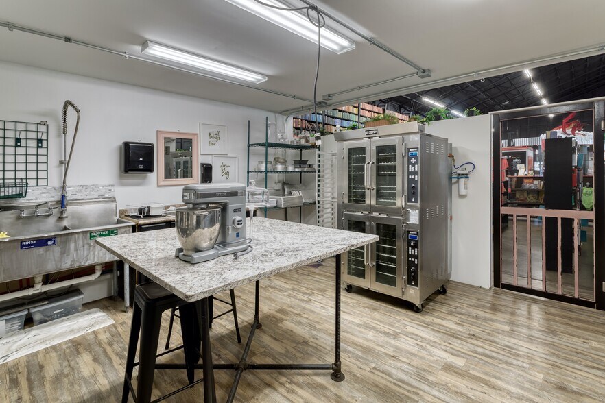 More Photos Of 462 E Henri De Tonti Blvd, Springdale Warehouse For Sale