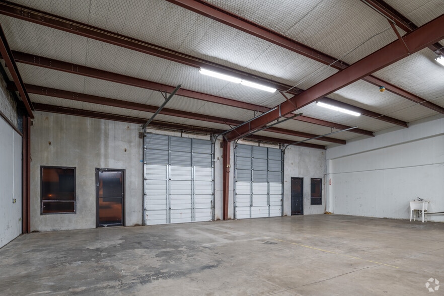 More Photos Of 501 W Powell Ln, Austin Unknown For Lease