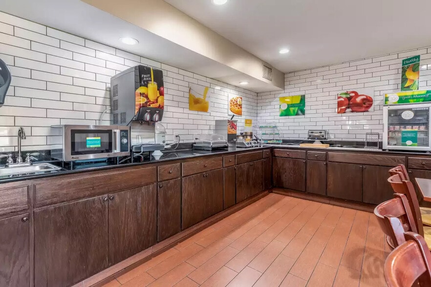 More Photos Of 2855 Old Austin Peay Hwy, Memphis Hotel For Sale