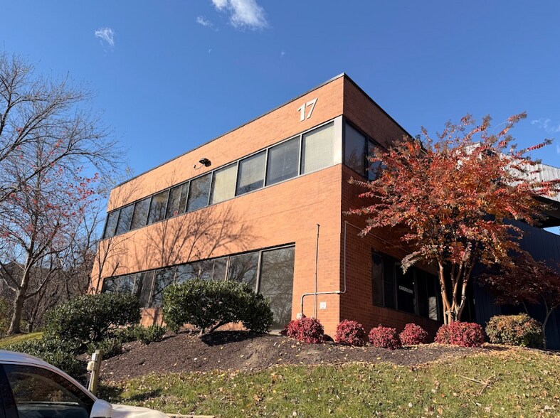 More Photos Of 17 Fontana Ln, Rosedale Office For Sale