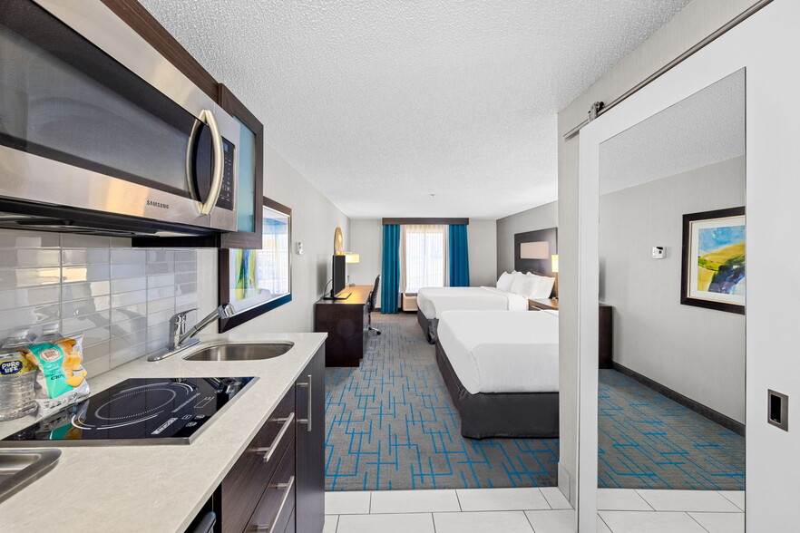 More Photos Of 400 7th North St, Liverpool Hotel For Sale