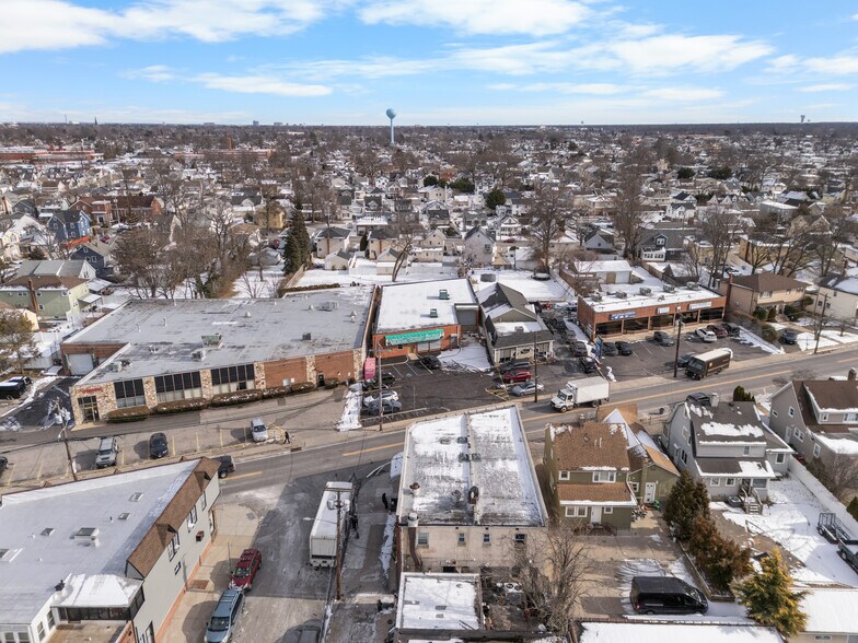 More Photos Of 120 New Hyde Park Rd, Franklin Square Showroom For Lease