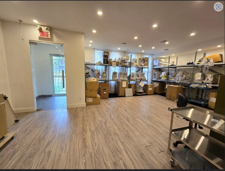 More Photos Of 86 Boul des Entreprises, Boisbriand Warehouse For Lease