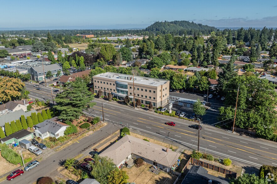 More Photos Of 10535 NE Glisan St, Portland Medical For Lease