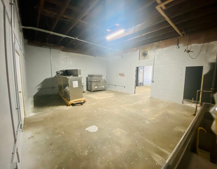 More Photos Of 114 W Ikard St, Henrietta Office For Sale