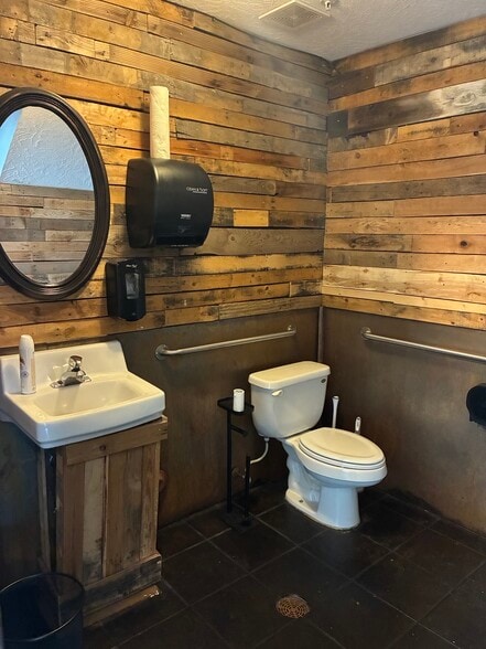 More Photos Of 461-489 W Parkland Dr, Sandy Warehouse For Lease