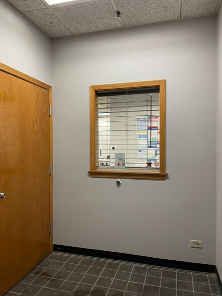 More Photos Of 1881 Commerce Dr, Elk Grove Village Office For Lease