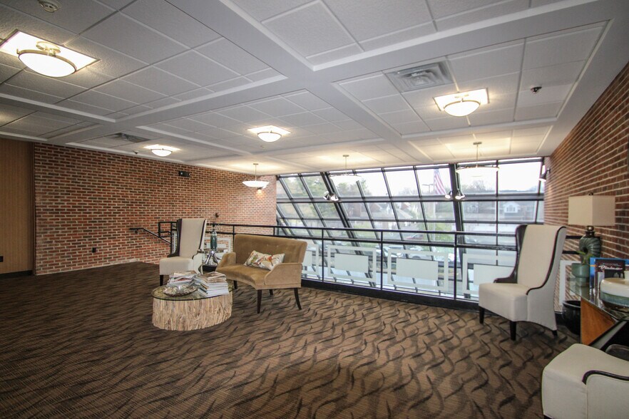 More Photos Of 9911 Shelbyville Rd, Louisville Office For Sale