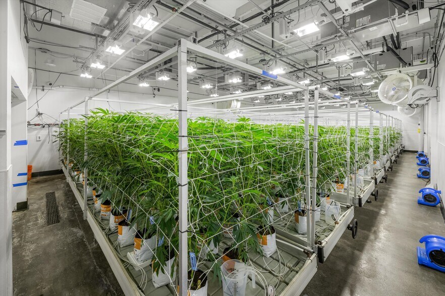 More Photos Of 44211 Yucca Ave, Lancaster Warehouse For Sale