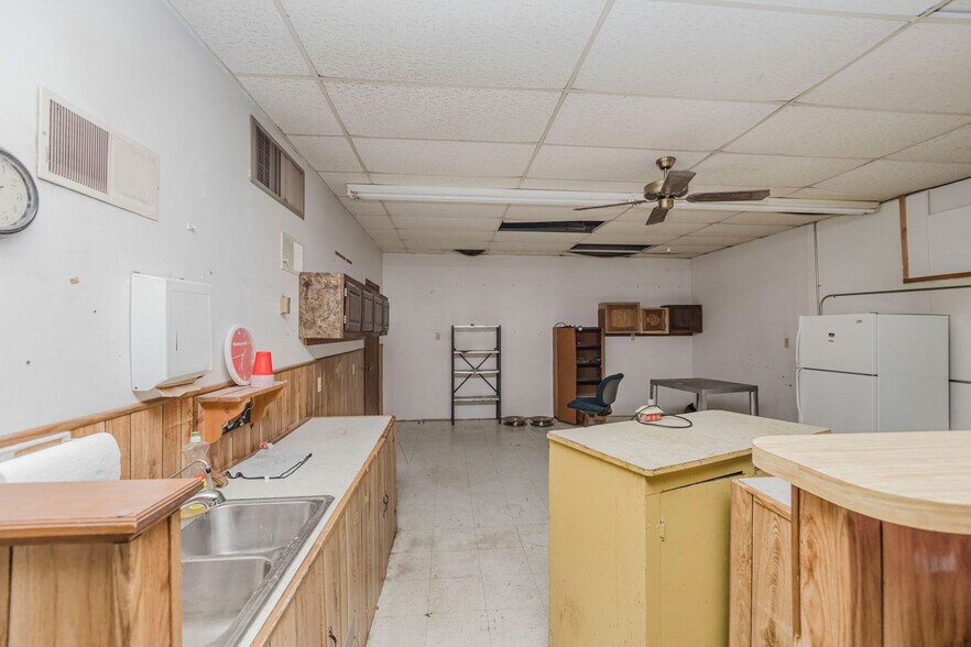 More Photos Of 110 N Poplar St, Hutchinson Warehouse For Sale
